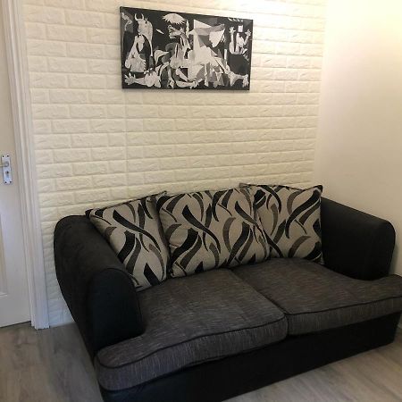 Double Room With Private Bathroom In A 2-Bedrooms House Londra Exterior foto