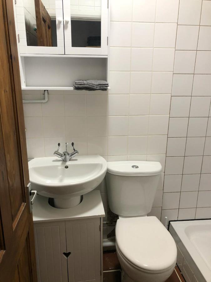 Double Room With Private Bathroom In A 2-Bedrooms House Londra Exterior foto
