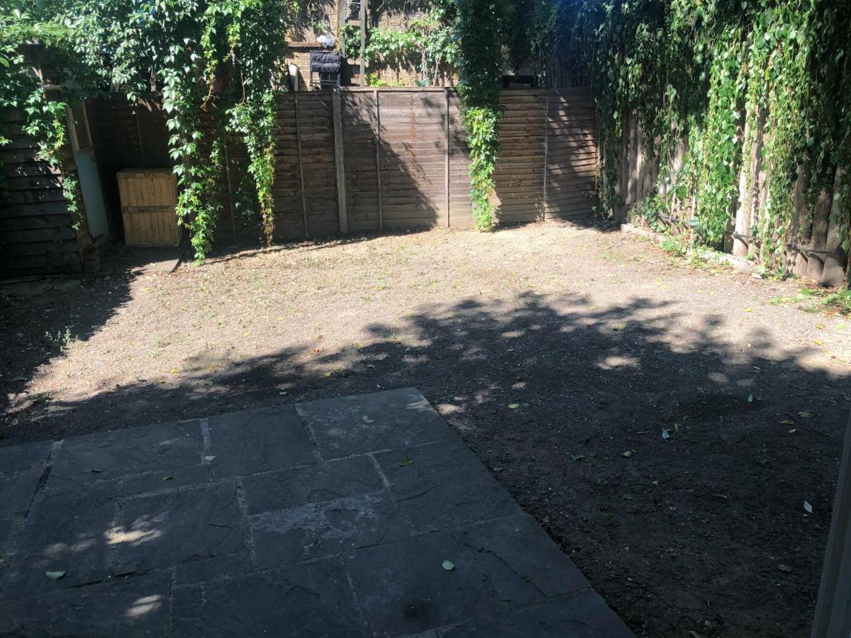 Double Room With Private Bathroom In A 2-Bedrooms House Londra Exterior foto
